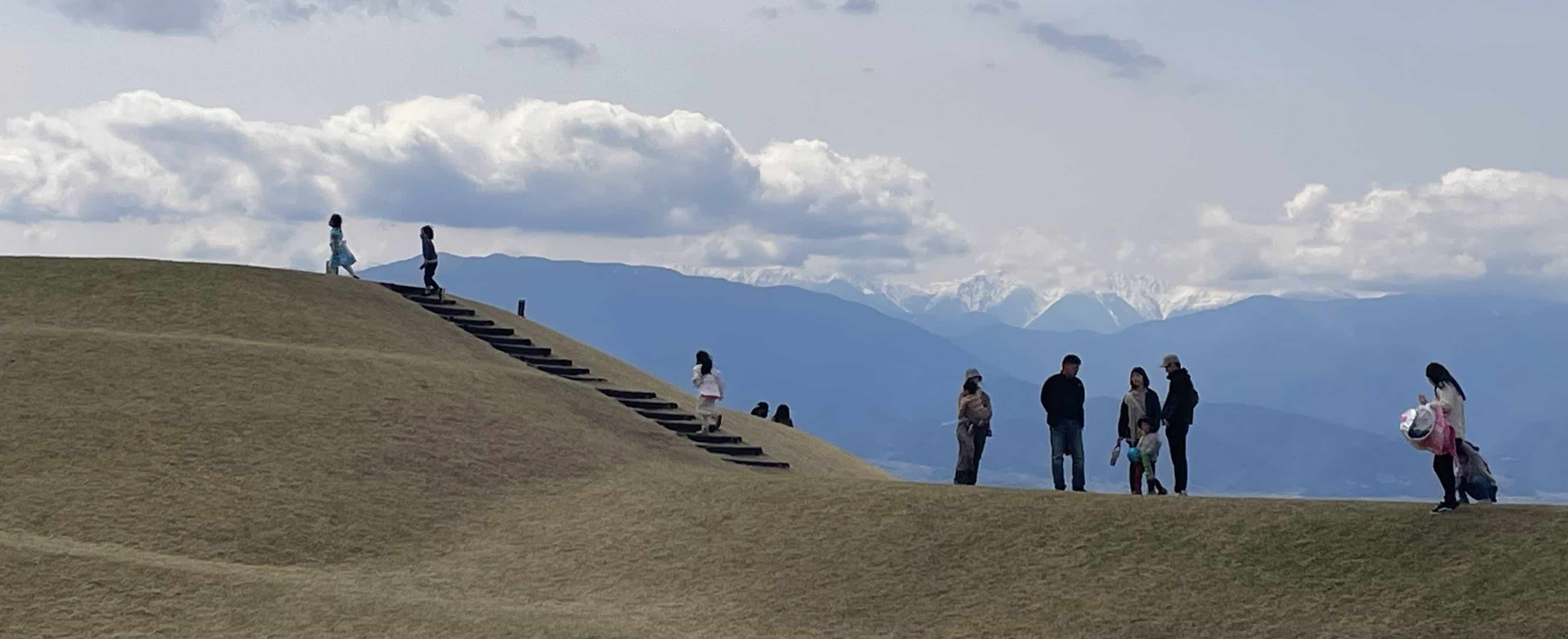 山の風景と階段